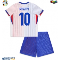 Otroški Nogometni dresi Francija Kylian Mbappe #10 Gostujoči EP 2024 Kratek Rokav (+ Kratke hlače)